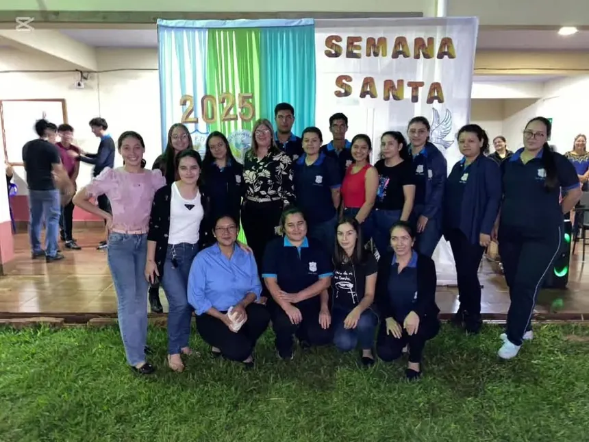Estudiantes y docentes en la actividad de Semana Santa 2025